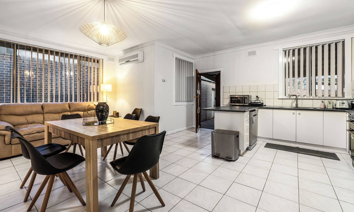Oakleigh South House | Generous size 3BR 1.5Bath Every BD has AC