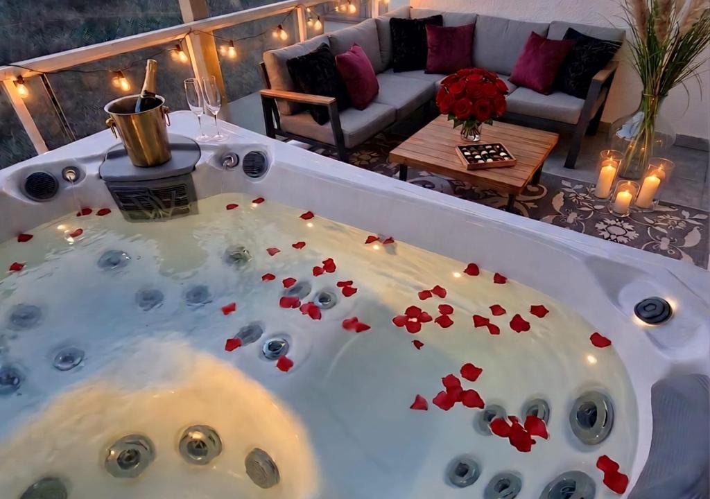 Cluj-Napoca Apartment | GLAMOUR VOX - Romantic Jacuzzi Escape - Cluj-Napoca - Near BT & Cluj Arena