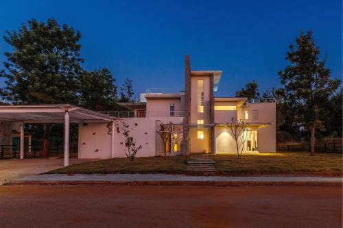 Anekal Villa | Golfing Twins Villa by StayJade 8BHK E-city
