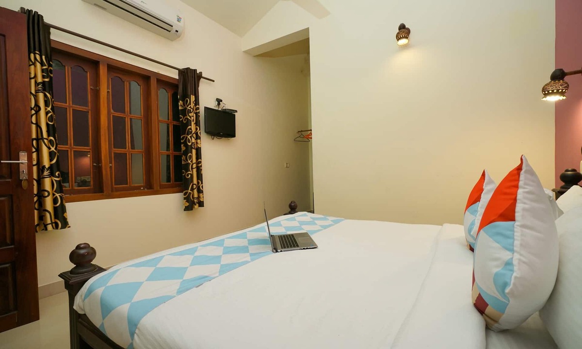 Aryad South House | Graceful Stay near Thumpoly Beach, Alappuzha