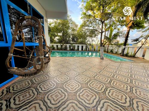 Chendhare Hotel | Greek Theme Room with Common Pool