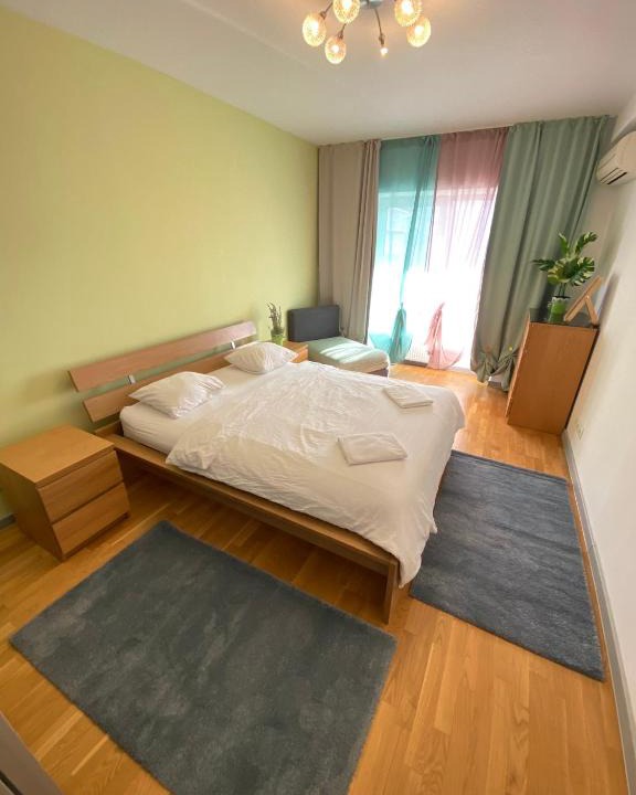Sector 3 Apartment | green apartment 214 with private PARKING