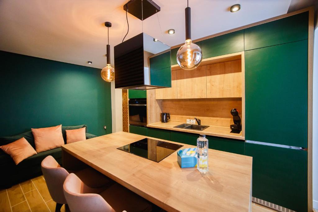 Oradea Apartment | Green Velvet City Retreat
