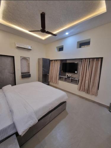 Udaipur House | Green Villa - Entire Villa, Family Suites, Luxury Rooms with Kitchen at peaceful location -200 mtrs away from Bus Stand -500 mtrs from Udaipur Railway Station