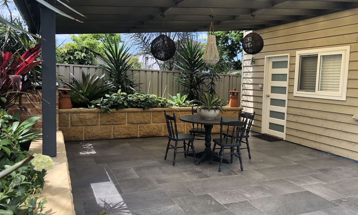Canterbury House | Guesthouse with Pool & BBQ - 10 kms from CBD