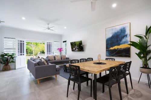 Edge Hill House | Hamptons Spa Villa - Edge Hill Cairns sleeps 9 Pet Friendly