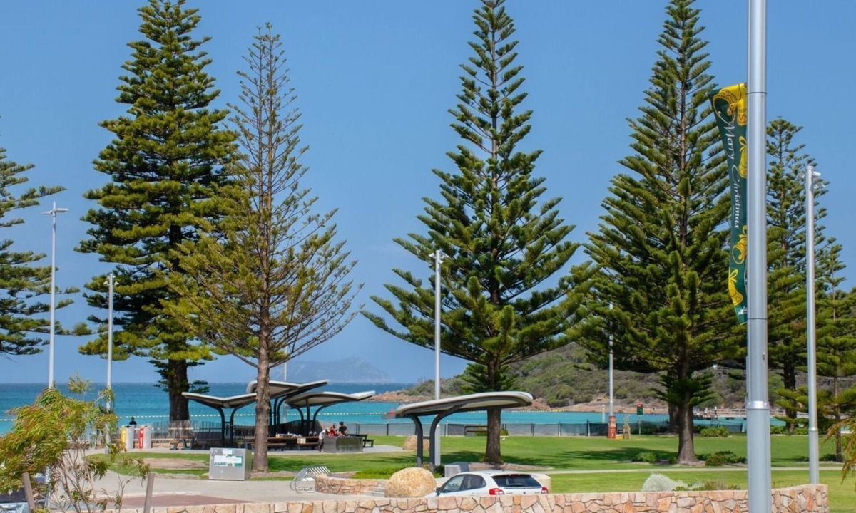 Middleton Beach Apartment | Hamptons style two-story 3 bed, 2 bath apartment located at the heart of Binalup