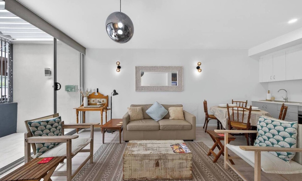 Kings Cross Apartment | Harbour Bridge Lookout Walk to Local Favourites