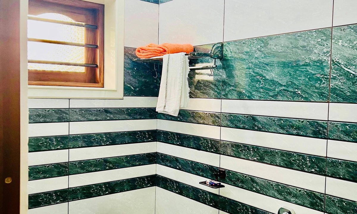 Maradu House | Have fun with family or friends at this luxurious place in the heart of Kochi