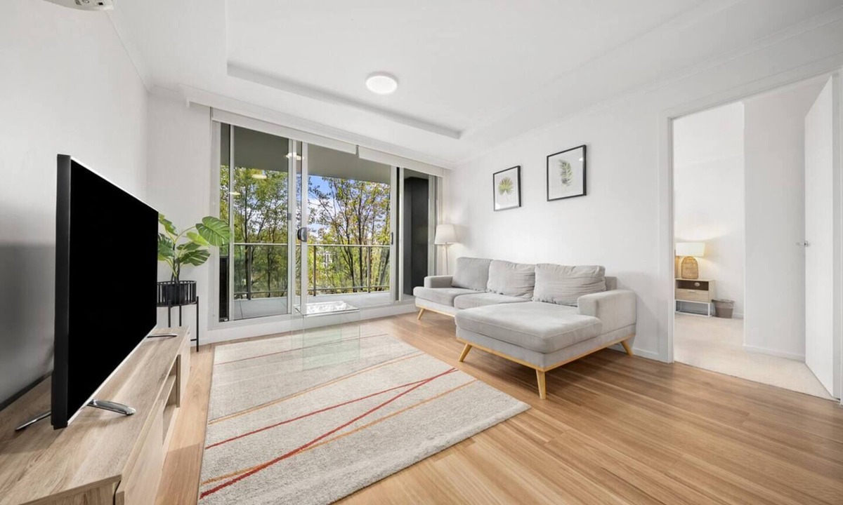 Braddon Apartment | Heart of city/modern 2BR/free parking/ANU/pool/gym