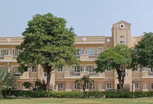 Govardhan Apartment | Home Stay 2 with Giriraj View I On Parikrama Marg I 5 mins to ISKCON & Daan Ghati