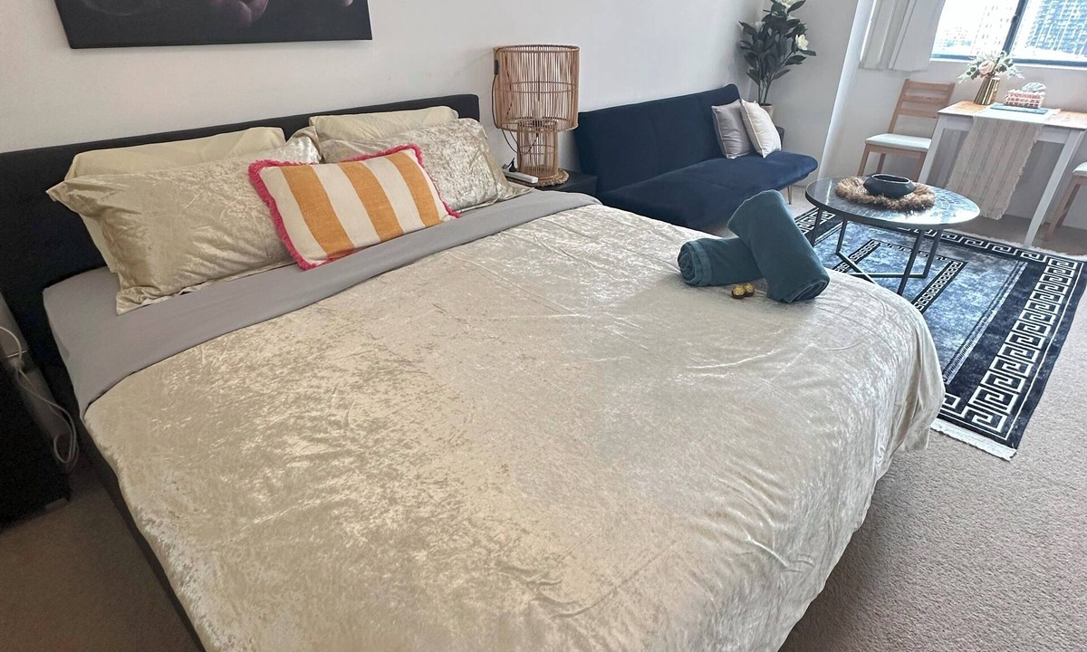 Sydney Central Business District Apartment | Homely large studio with WiFi, gym pool & hot tub in vibrant Haymarket