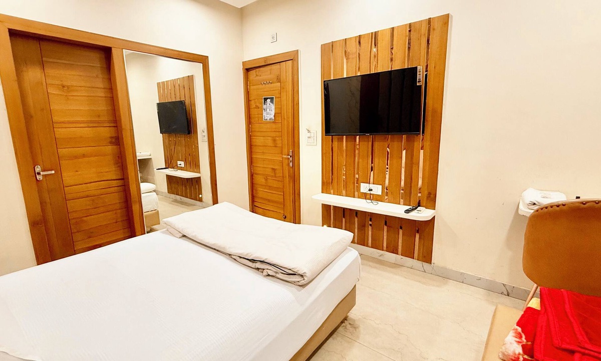 Ujjain Hotel | Hotel Apple Palace - Prime Located