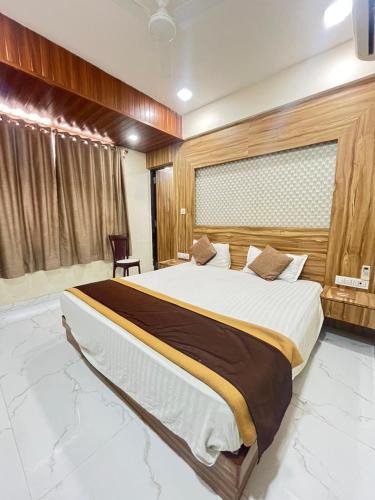 Nathdwara Hotel | HOTEL BANSURI 966o9o1oo6 just 75mtr from shreenathji temple I 2 min walking distance By SK