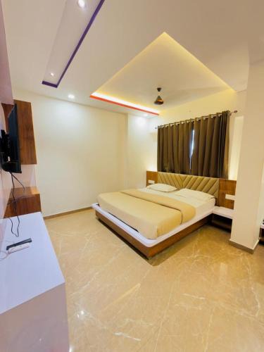Nathdwara Hotel | hotel Chandra dev 966o9o1oo6 just 350mtr from shreenathji temple 5min away I with indoor games Snooker 8pool TT By SK