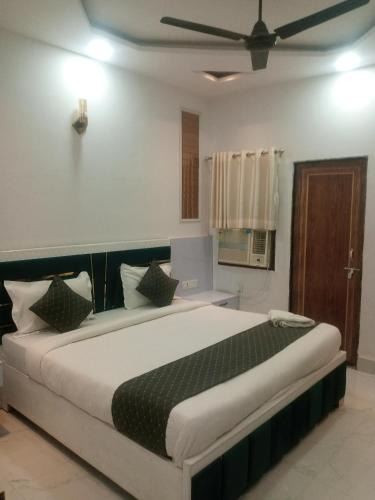 Mahmoorganj Hotel | Hotel Devi inn