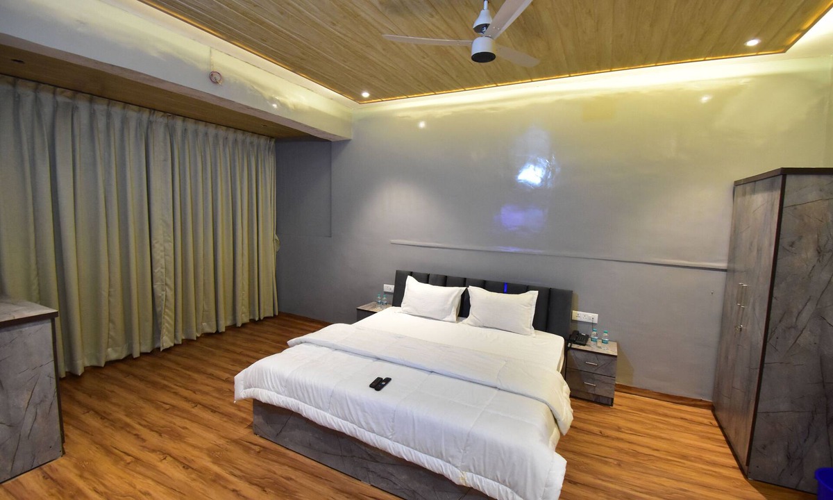 Khar Hotel | Hotel Evergreen