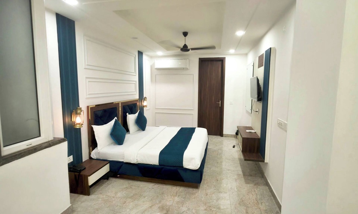 Dwarka Hotel | Hotel HomeAste 001 Near Yashobhoomi Convention Center