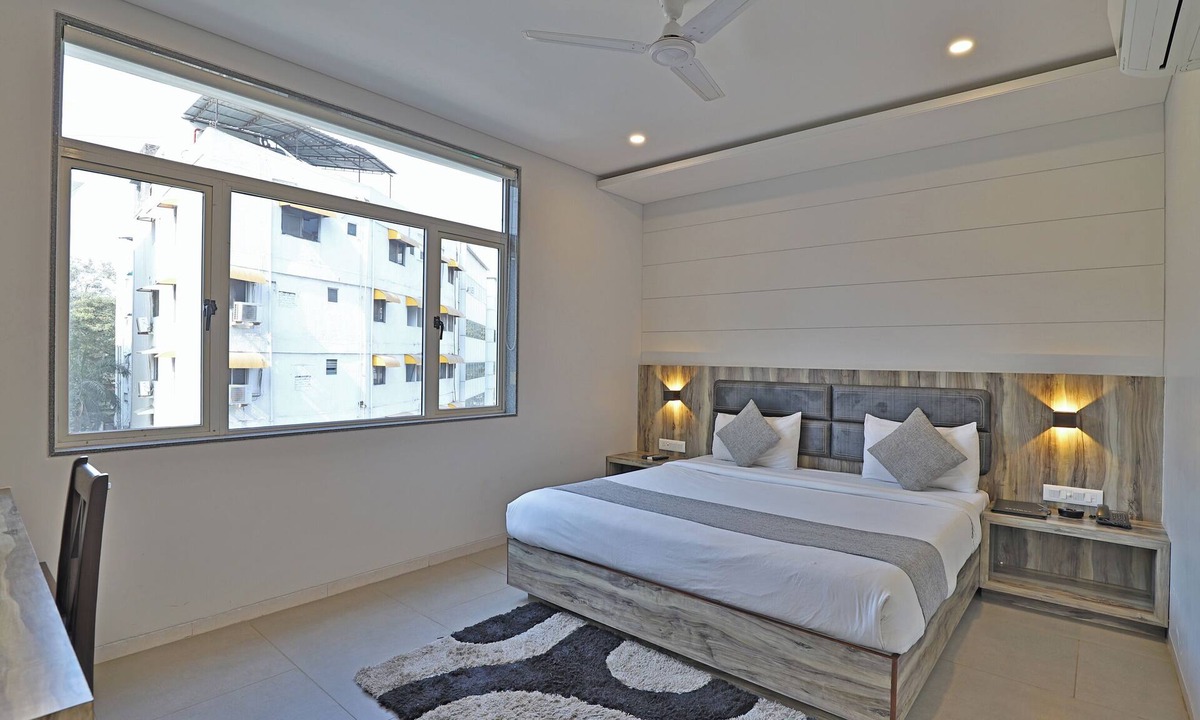 Sayajiganj Hotel | Hotel Limra Vadodara