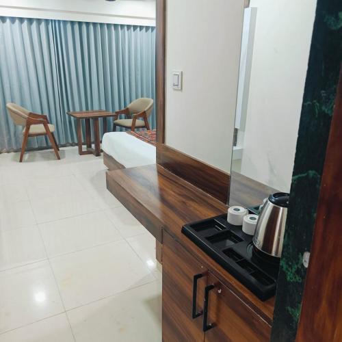 Bopal Hotel | HOTEl MAPLE LEAF