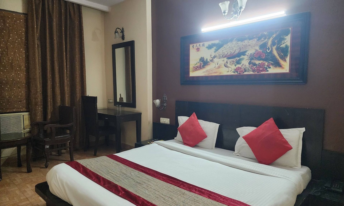Paharganj Hotel | Hotel Mid Town with AC, WiFi in New Delhi