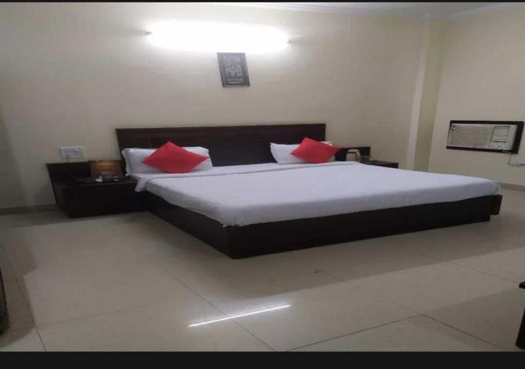 Ferozpur Jhirka Hotel | Hotel O Royal Berry