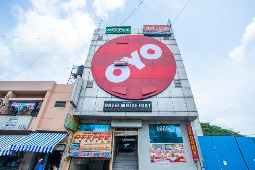 Kalasipalya Hotel | Hotel O White Fort Near Lalbagh Botanical Garden