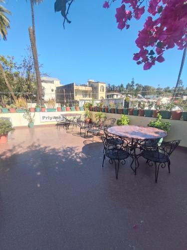 Mount Abu Hotel | Hotel Priyanka - 750 metres from nakki lake Near Bus Stand
