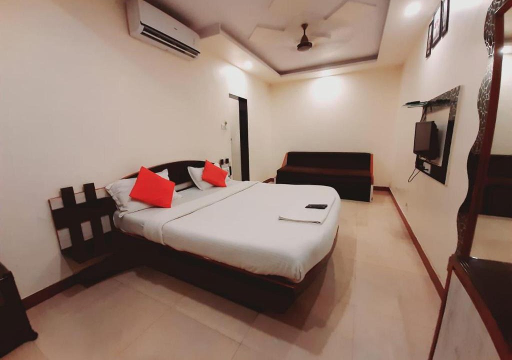 Mahabaleshwar Bed & Breakfast | Hotel Savera Holidays Main Market