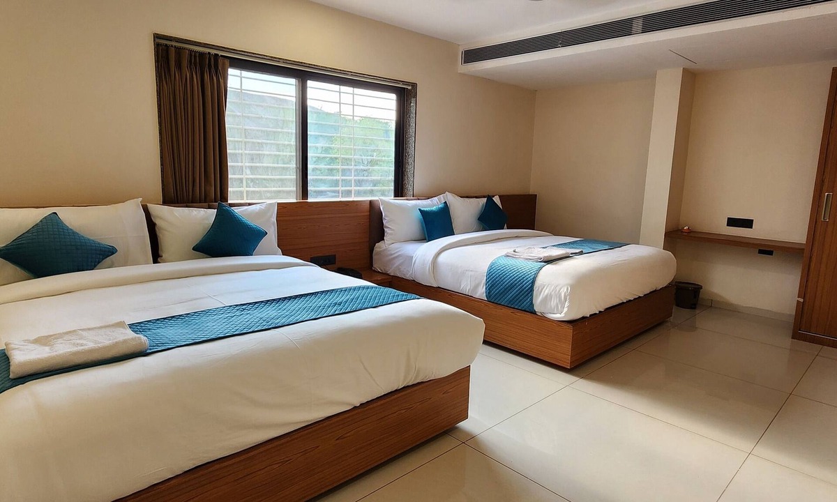 Sanwer Hotel | Hotel The Avirajan