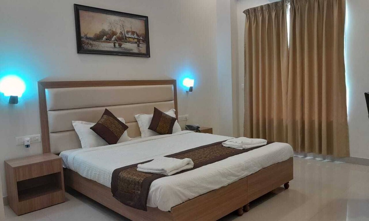 DLF Phase 5 Hotel | Hotel The Luxem