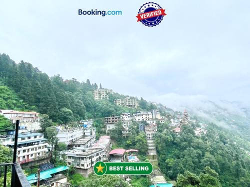 The Mall Road Hotel | HOTEL USHA PALACE ! MUSSOORIE होटल उषा पैलेस ஹோட்டல் உஷா பேலஸ் હોટેલ ઉષા પેલેસ ਹੋਟਲ ਊਸ਼ਾ ਪੈਲੇਸ near mall road hotel-with-mountain-view Spacious-Room-with-wi-fi-and-Parking-availability, best hotel in Mussoorie