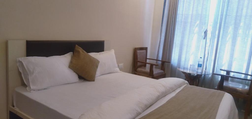 Kopar Khairane Hotel | Hotels In Ghansoli With Breakfast, Air Conditioner, Parking