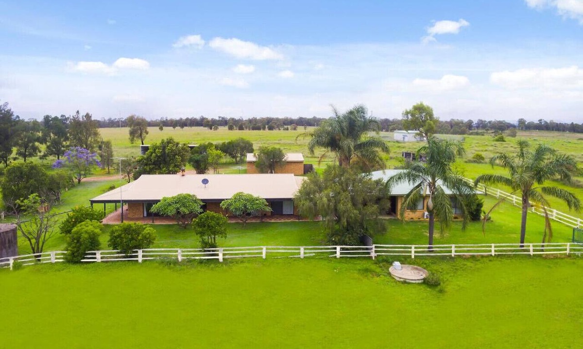Whittingham House | Hunter Valley Country Vineyards 2 Homes Pets Heated PoolGames Room