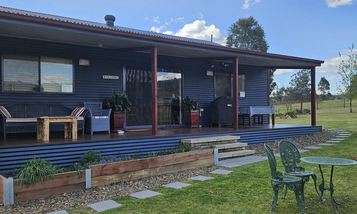 Glendon Brook Cottage | Hunter Valley Rural Lodge - Quaint towns, State forests & Wineries to explore!