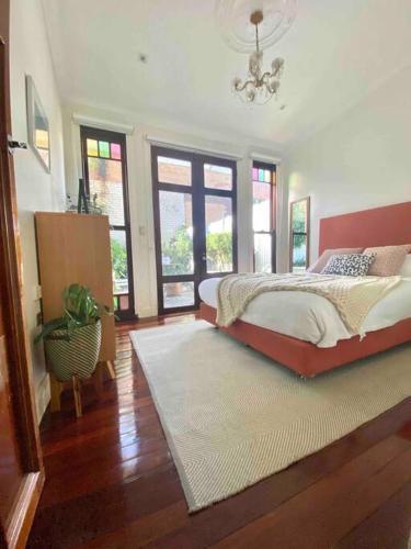 Redfern House | Immaculate 3 Bed City Home - Close to Everything!