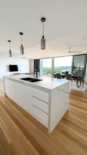 Castle Hill Apartment | Incredible Views, Open Spaces, Luxury Escapes Townsville Villa