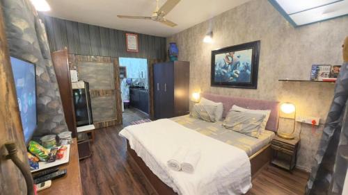 Pali Hill Apartment | Independent Garden Cottage-Bandra-Carter road