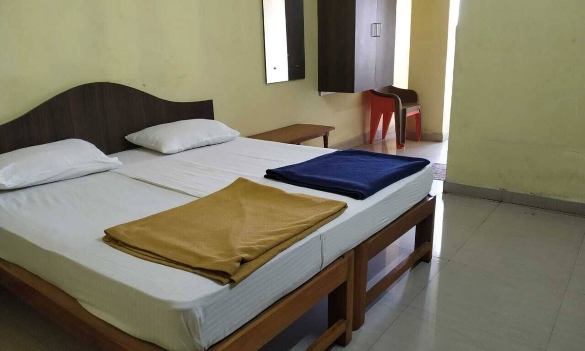 Dharwad Hotel | iROOMZ Hotel Vishwa Lodging