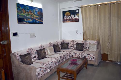 Dwarka Bed & Breakfast | Ivory Home