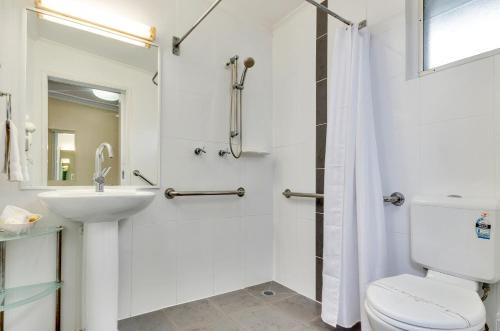 Warwick Hotel | Jackie Howe Motel