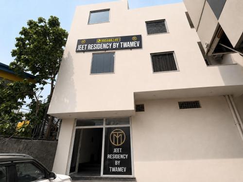 Delhi Hotel | Jeet Residency By TWAMEV Near Anand Vihar Railway Station
