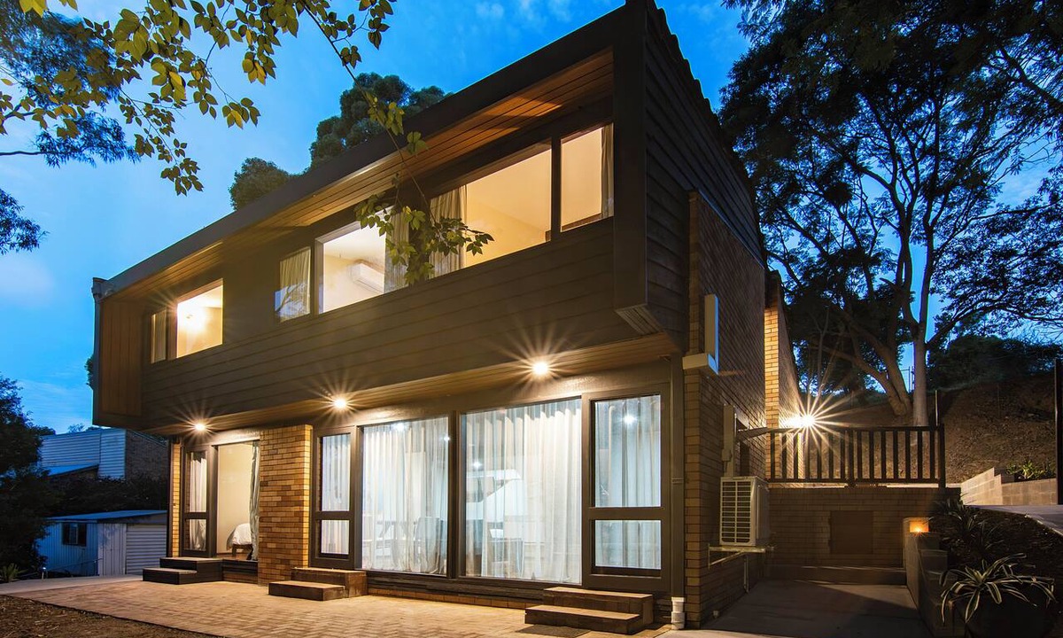 Keiraville House | Keiraville 4 Bed/3 Bath Hilltop Home with Bushland Views. 800m to UOW.10mins CBD