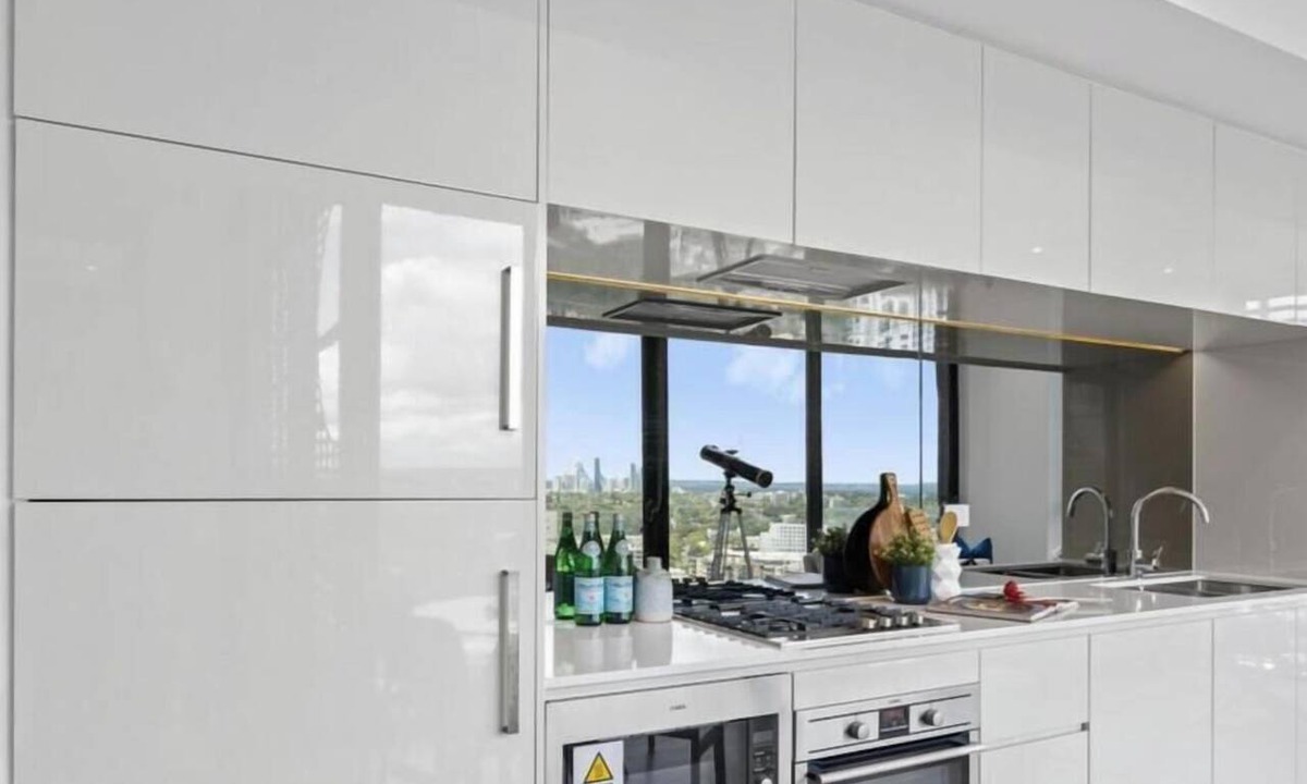 St. Leonards Apartment | KozyGuru |St Leonards | 1 Bed Best Location and View