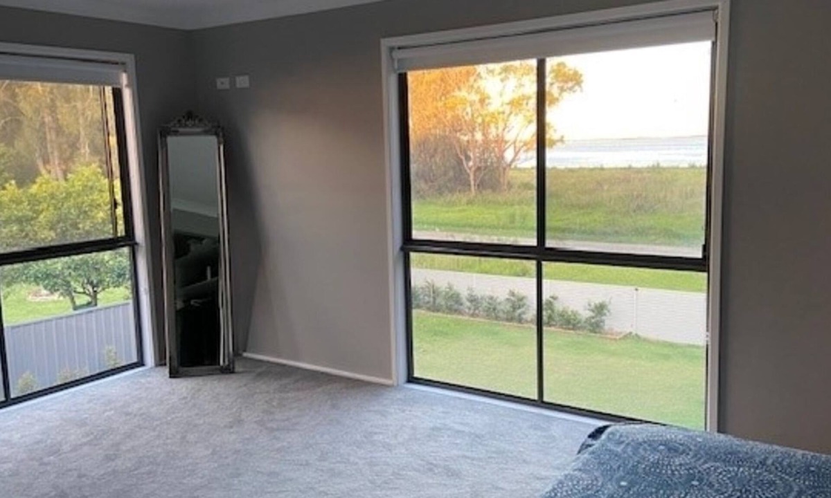 Berkeley Vale House | Lakefront Holiday Home