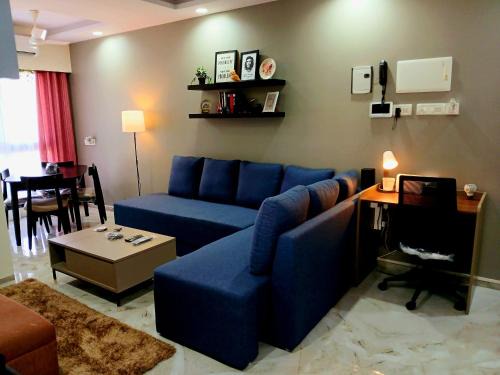 Bandra West Apartment | Lakefront Lounge-Luxe 1bhk condo with 2queen beds-2baths