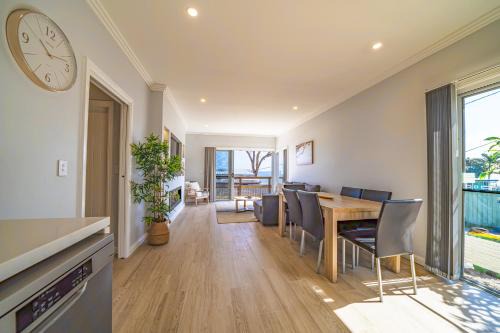 Toukley House | Lakeside Sanctuary