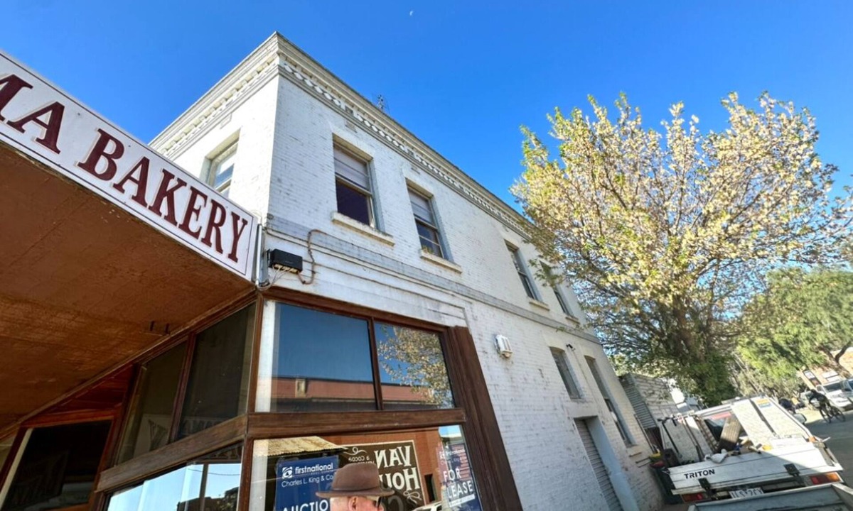 Echuca House | Large, 2 BR stable conversion (circa 1874) tucked in the heart of old town. 🍃