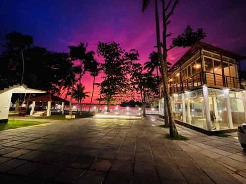 Thekkumbhagam Bed & Breakfast | Lavilla Lake Resort And Restaurant