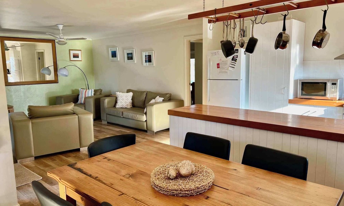 Waterhouse Villa | Lazy Sails Starboard - Pets welcome outside, WiFi